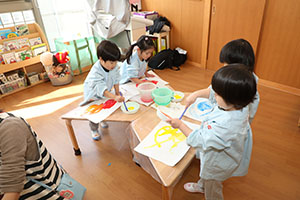 絵具で色遊び　ひよこ
