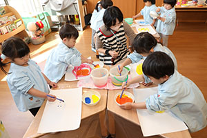 絵具で色遊び　ひよこ