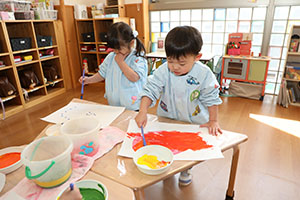 絵具で色遊び　ひよこ