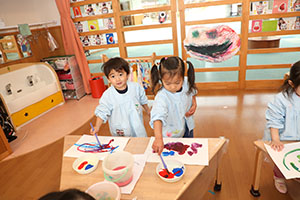 絵具で色遊び　ひよこ