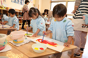 絵具で色遊び　ひよこ