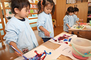 絵具で色遊び　ひよこ