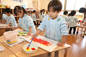 絵具で色遊び　ひよこ
