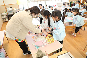 サンダルの制作　たんぽぽ