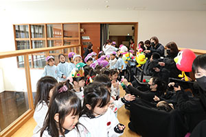 2月生まれの誕生会「ブラックシアター」