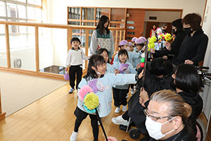 2月生まれの誕生会「ブラックシアター」