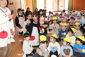 2月生まれの誕生会「ブラックシアター」