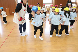 3月生まれのお誕生会　ードッジボールー　年中　NO．2