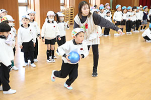 3月生まれのお誕生会　ードッジボールー　年中　NO．2