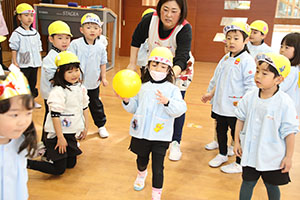 3月生まれのお誕生会　ードッジボールー　年中　NO．2