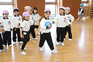 3月生まれのお誕生会　ードッジボールー　年中　NO．2