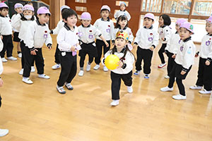 3月生まれのお誕生会　ードッジボールー　年中　NO．2