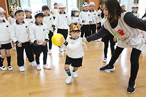 3月生まれのお誕生会　ードッジボールー　年中　NO．1