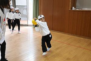 3月生まれのお誕生会　ードッジボールー　年中　NO．1