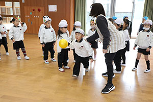 3月生まれのお誕生会　ードッジボールー　年中　NO．1