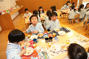 ランチタイムでお給食　ことり・E