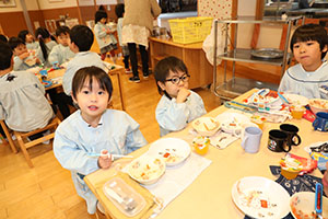ランチタイムでお給食　ことり・E