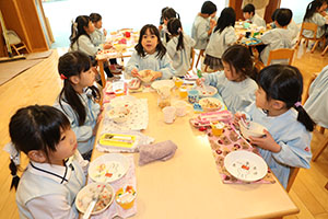 ランチタイムでお給食　ことり・E
