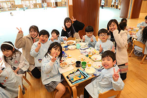 ランチタイムでお給食　ことり・E