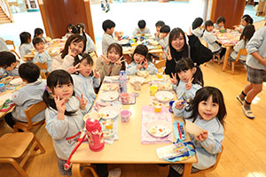 ランチタイムでお給食　ことり・E