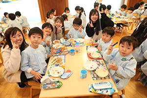 ランチタイムでお給食　ことり・E