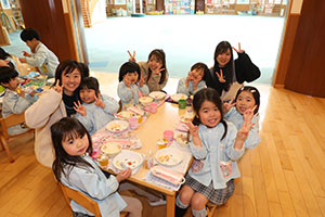 ランチタイムでお給食　ことり・E