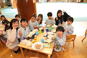 ランチタイムでお給食　ことり・E