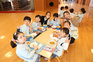ランチルームでお給食　B・ぱんだ