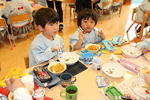 ランチルームでお給食　B・ぱんだ