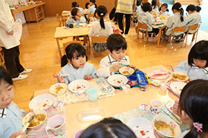 ランチルームでお給食　B・ぱんだ