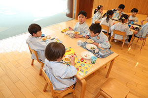 ランチルームでお給食　B・ぱんだ