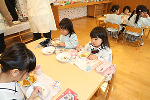 ランチルームでお給食　B・ぱんだ