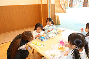 ランチルームでお給食　B・ぱんだ