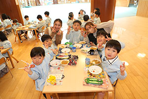ランチルームでお給食　B・ぱんだ