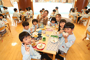 ランチルームでお給食　B・ぱんだ