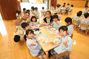 ランチルームでお給食　B・ぱんだ