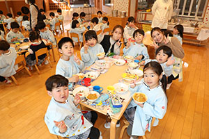 ランチルームでお給食　B・ぱんだ