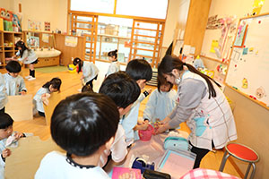 大掃除頑張っています　E