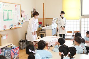 年中組の科学教室「鏡の不思議」　ばら・すみれ