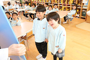 年中組の科学教室「鏡の不思議」　ばら・すみれ