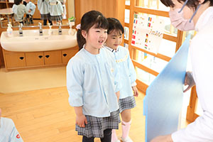 年中組の科学教室「鏡の不思議」　ばら・すみれ
