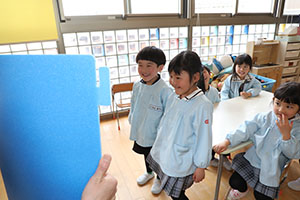 年中組の科学教室「鏡の不思議」　ばら・すみれ