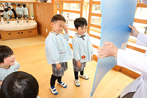 年中組の科学教室「鏡の不思議」　ばら・すみれ