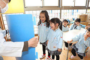 年中組の科学教室「鏡の不思議」　ばら・すみれ