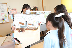 年中組の科学教室「鏡の不思議」　ばら・すみれ