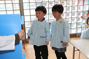 年中組の科学教室「鏡の不思議」　ばら・すみれ