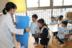 年中組の科学教室「鏡の不思議」　ばら・すみれ