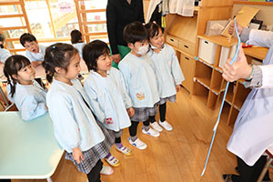年中組の科学教室「鏡の不思議」　ばら・すみれ