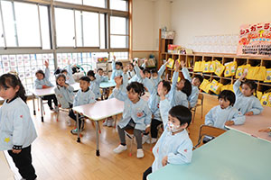 年中組の科学教室「鏡の不思議」　ばら・すみれ
