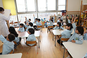 年中組の科学教室「鏡の不思議」　ばら・すみれ